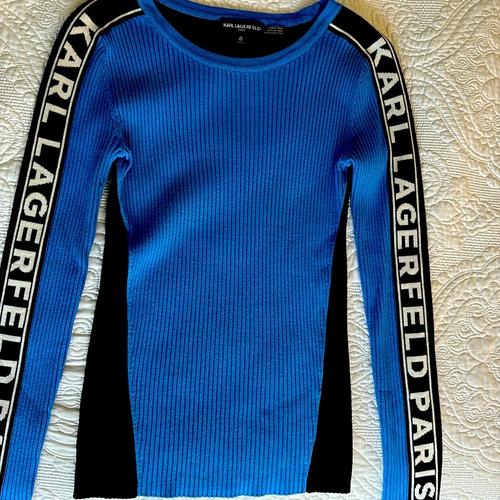 This sweater is worn a few times but it is an a very good condition.